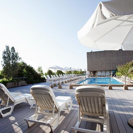Hotel Palafox Zaragoza Konforlar fotoğraf The rooftop pool at the hotel