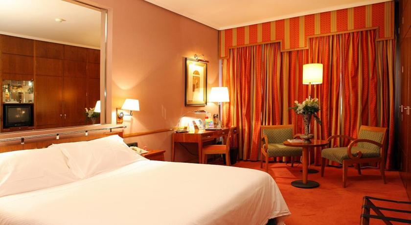 Hotel Palafox Zaragoza Dış mekan fotoğraf A room at the hotel