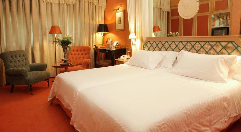 Hotel Palafox Zaragoza Dış mekan fotoğraf A room at the hotel