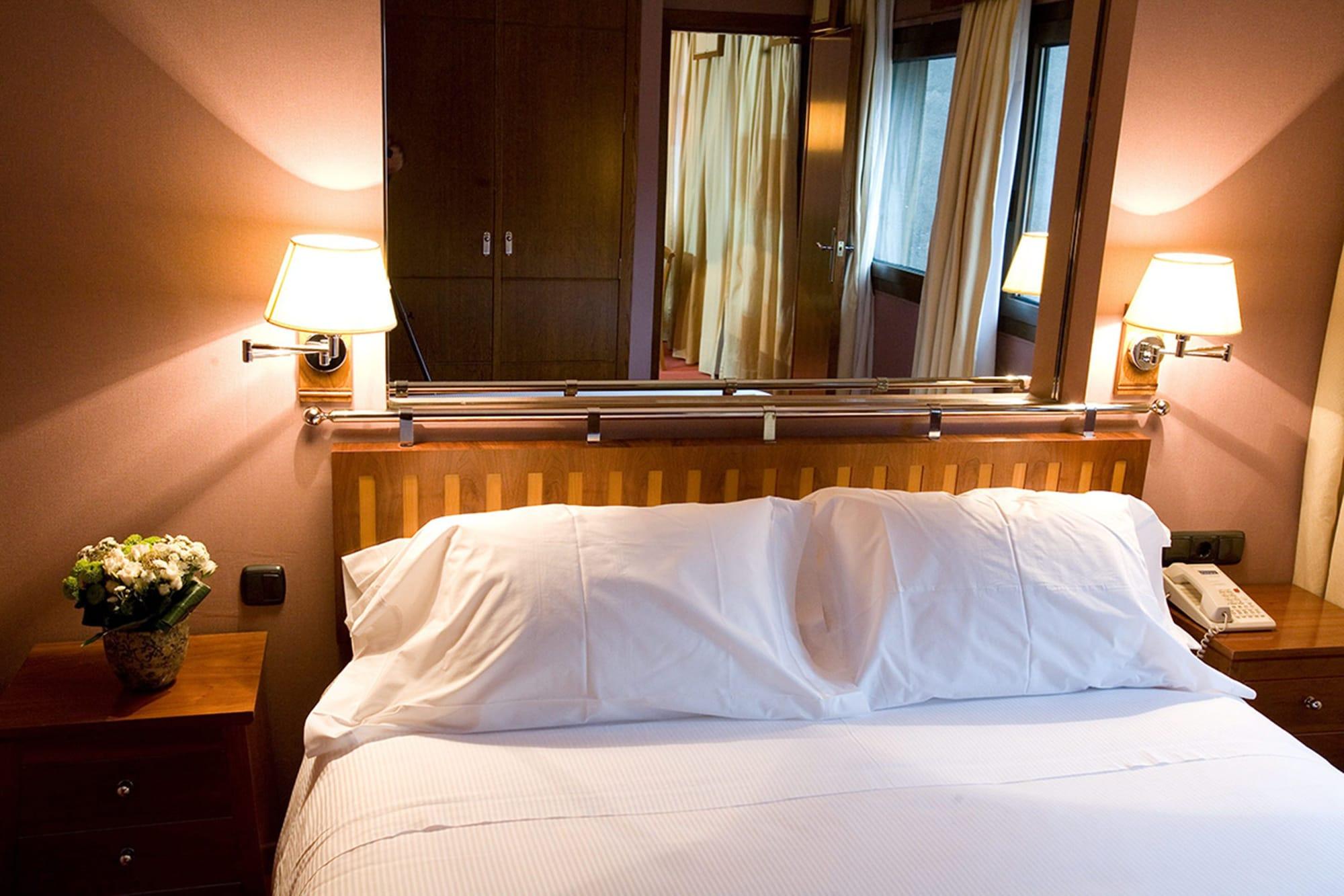 Hotel Palafox Zaragoza Dış mekan fotoğraf A room at the hotel