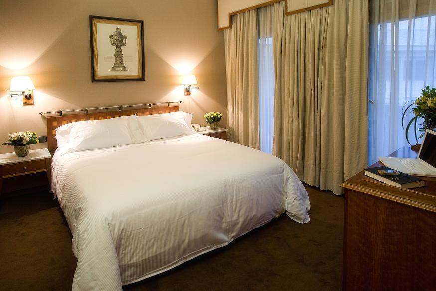Hotel Palafox Zaragoza Dış mekan fotoğraf A bedroom at the hotel
