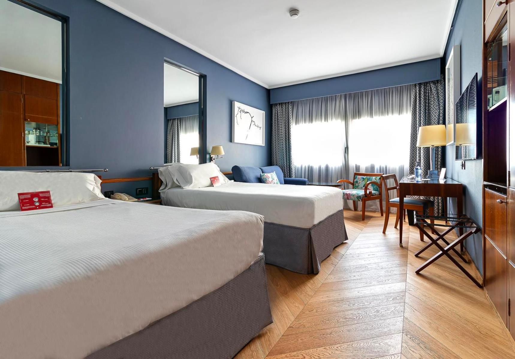 Hotel Palafox Zaragoza Dış mekan fotoğraf A room at the hotel