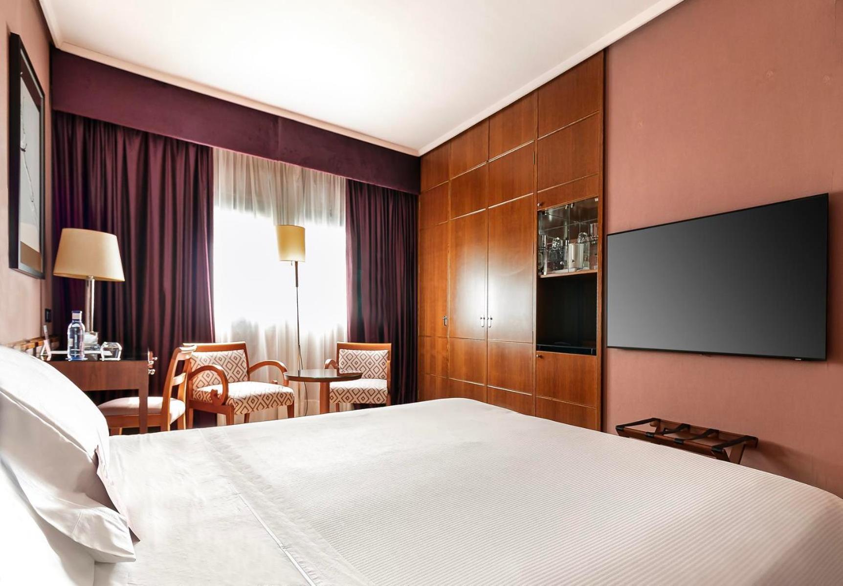 Hotel Palafox Zaragoza Dış mekan fotoğraf A room at the hotel