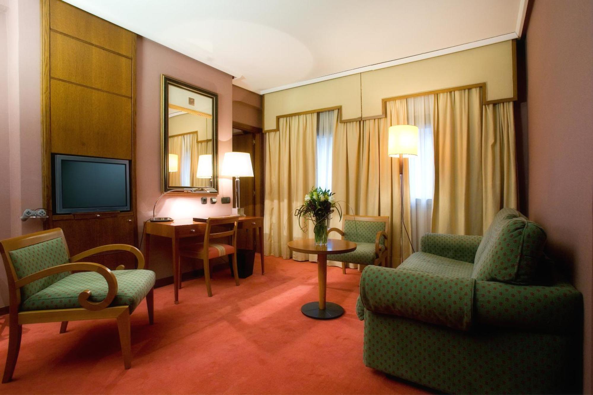 Hotel Palafox Zaragoza Dış mekan fotoğraf A suite at the Hotel Excelsior