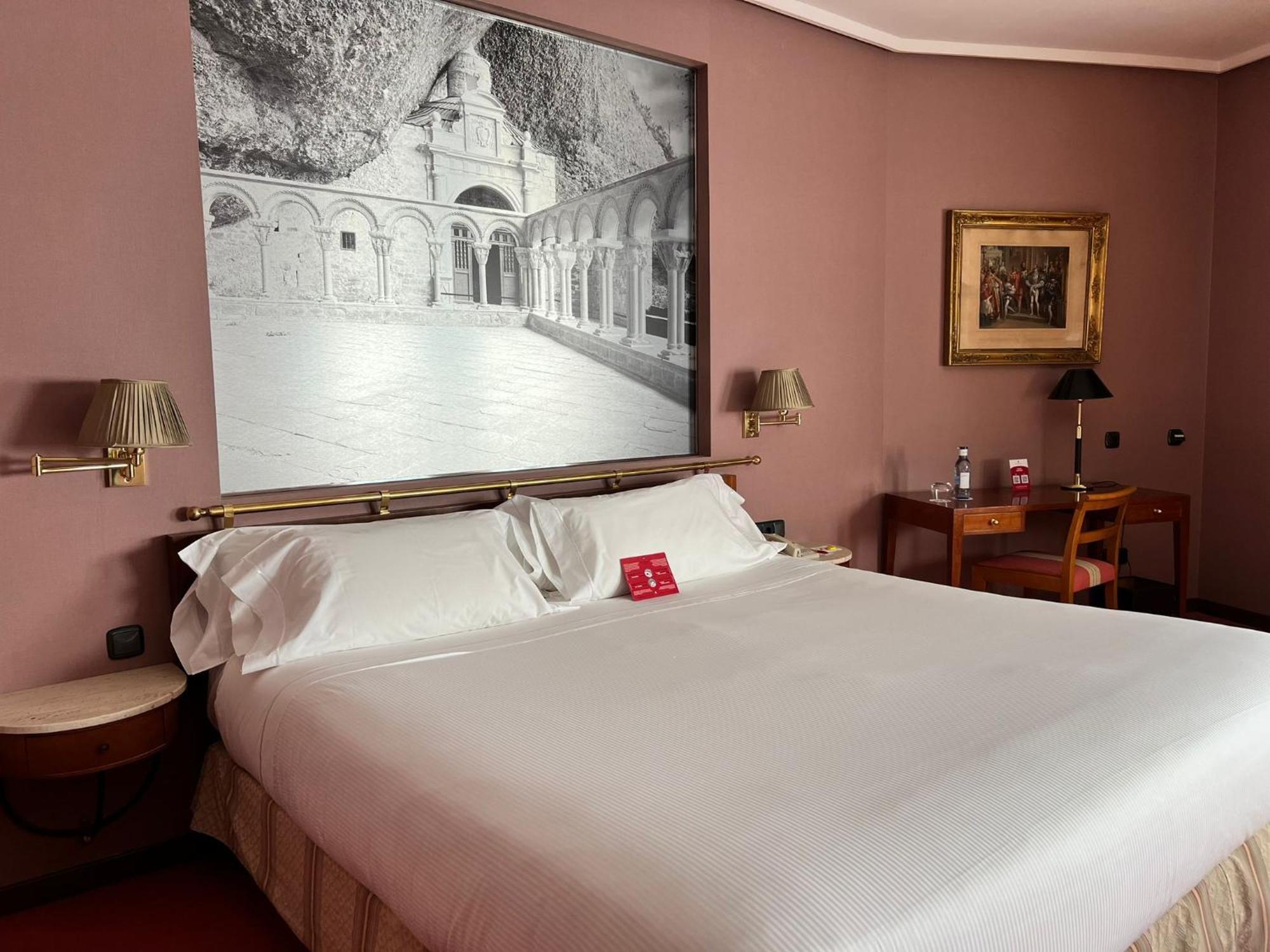 Hotel Palafox Zaragoza Dış mekan fotoğraf A room at the hotel