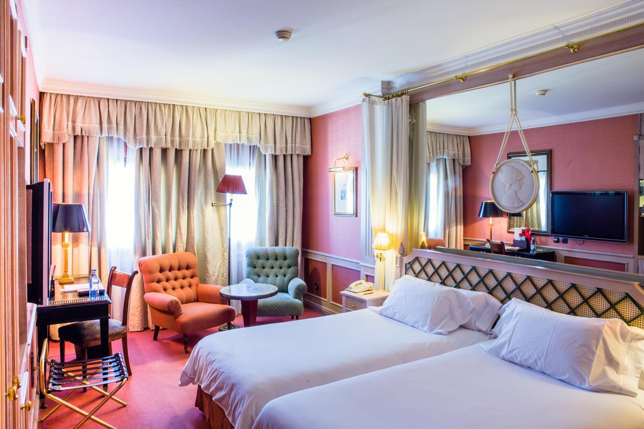 Hotel Palafox Zaragoza Dış mekan fotoğraf A room at the Hotel Carlton