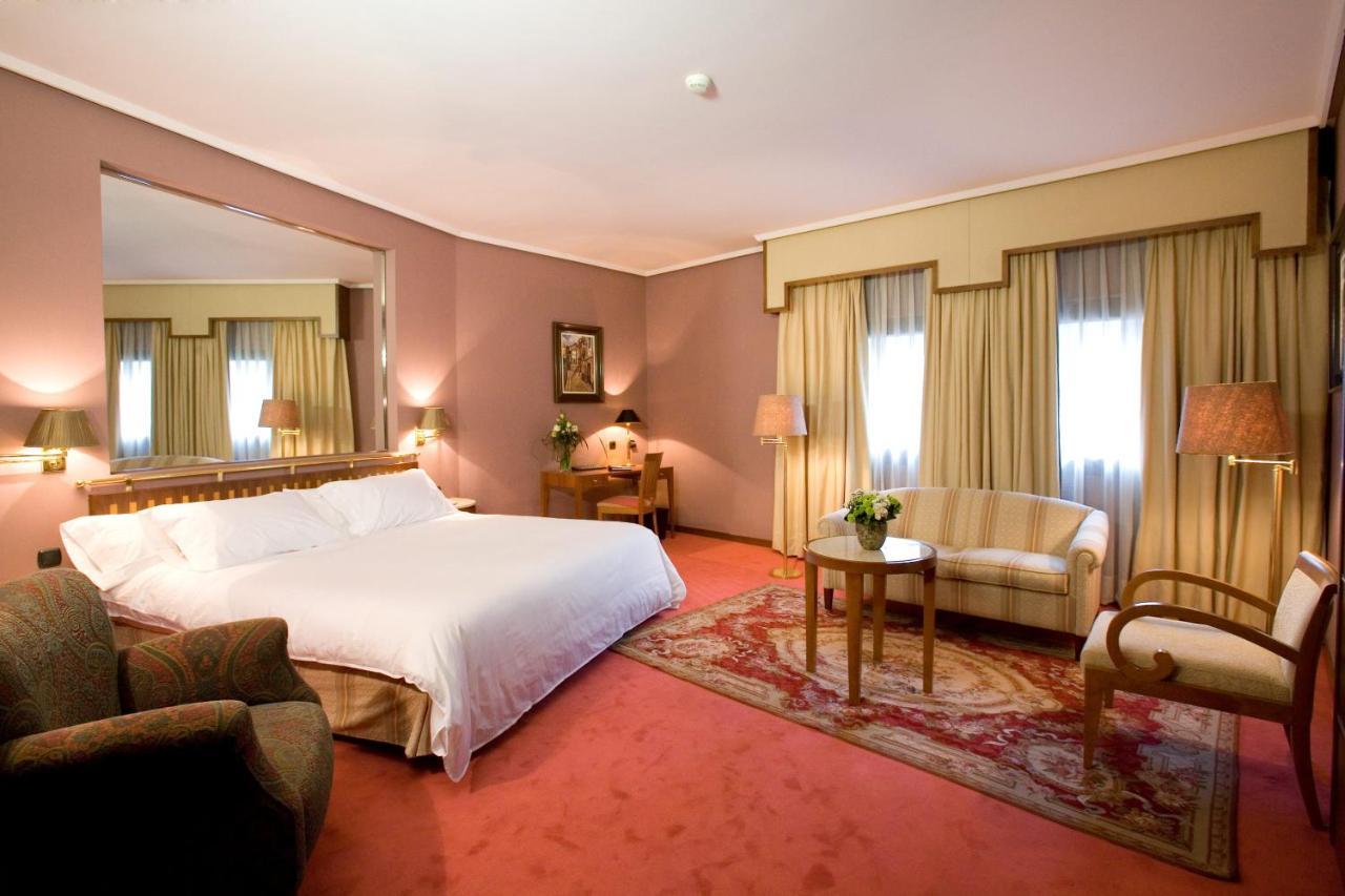 Hotel Palafox Zaragoza Dış mekan fotoğraf A room at the hotel